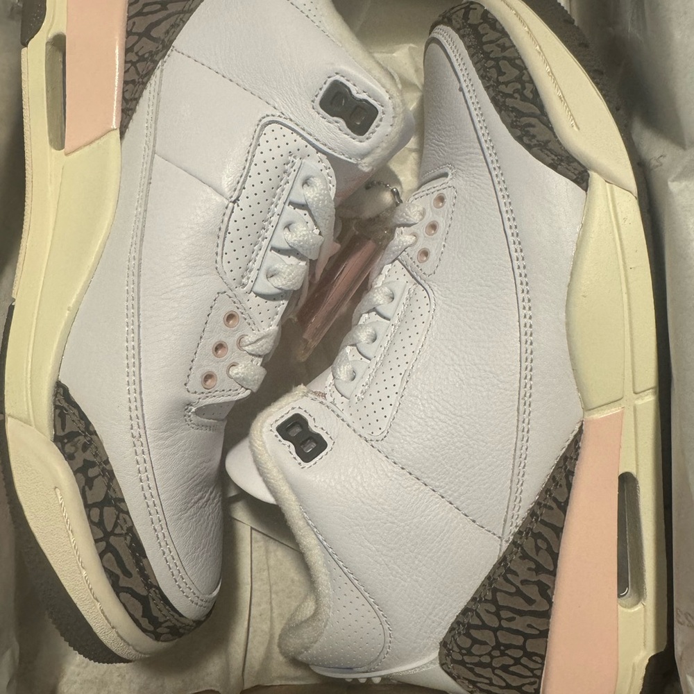 Woman’s Jordan 3 size 9